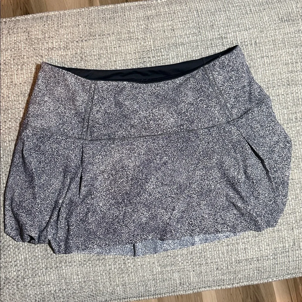 Lululemon Lost‎ In Pace Skirt Regular Daisy Dust Alpine White Black size 10